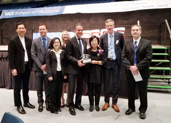 UC얼바인으로부터 감사패를 받은 후, 기념촬영