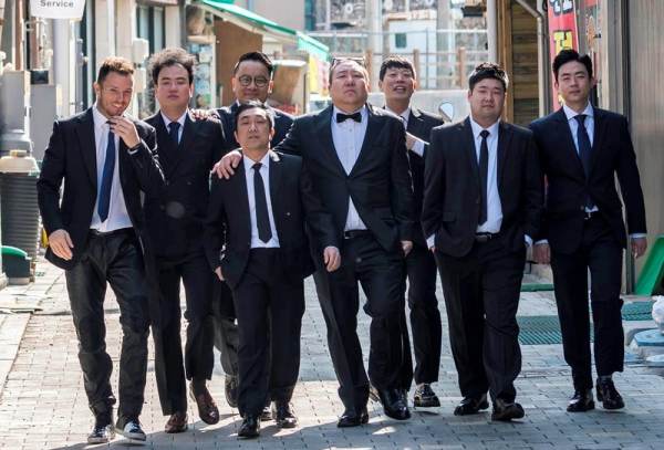 (왼쪽부터 Tyler Dash White, 채경선, 조수원, 하박, 조준우, 최기섭, 이경섭, 최진영/ Tyler Dash White는 옹알스의 미국 진출을 위하여 차인표가 직접 캐스팅한 미국 배우다.) ⓒ 리틀빅픽처스/TKC픽쳐스 제공