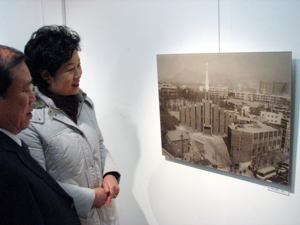 ▲지난 2009년 창립 115주년을 맞았던 연동교회에서 '사진으로 보는 연동교회 역사전'이 열리던 모습. 