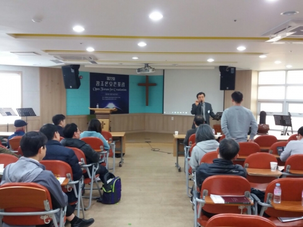 ▲창조론오픈포럼에서 허정윤 박사가 참석자들과 질의·응답 시간을 갖고 있다. ⓒ창조론오픈포럼