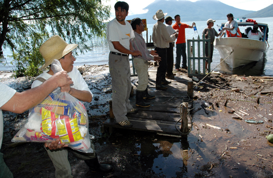 세계 최대 소비자용품 판매 체인인 월마트가 월드비전에 그랜트 제공을 통해 최근 홍수 피해를 본 멕시코 타바스코 주 주민들을 돕기로 나섰다. ⓒ월드비전