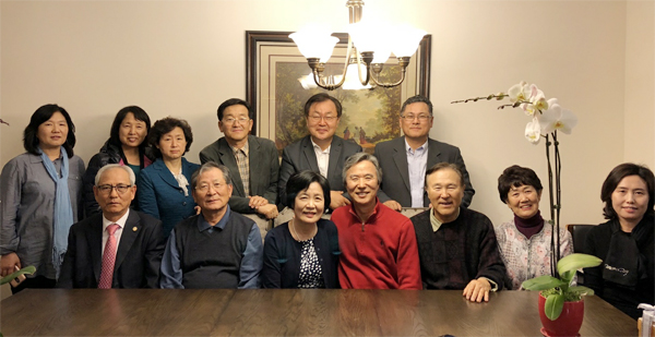 이번 골프 토너먼트를 준비하는 총동문회 임원들