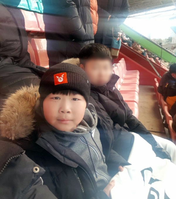 ▲지난 3월 1일 전주월드컵경기장에서 열린 전북현대 개막전에서 태찬 군이 경기를 관람하던 모습 ⓒ전북대병원