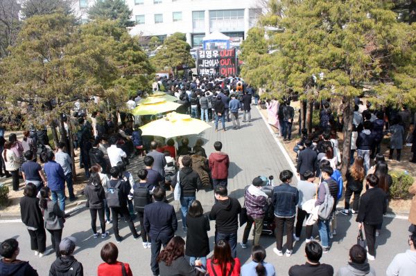 ▲최근 총신대 사당캠퍼스에서 학생과 학부모, 교수 등이 모여 총궐기 집회를 갖던 모습.