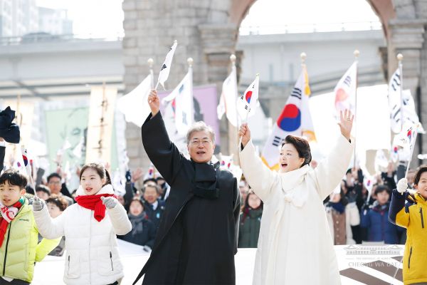 ▲3·1절 행사에서 만세를 부르고 있는 문재인 대통령 부부. ⓒ청와대 제공