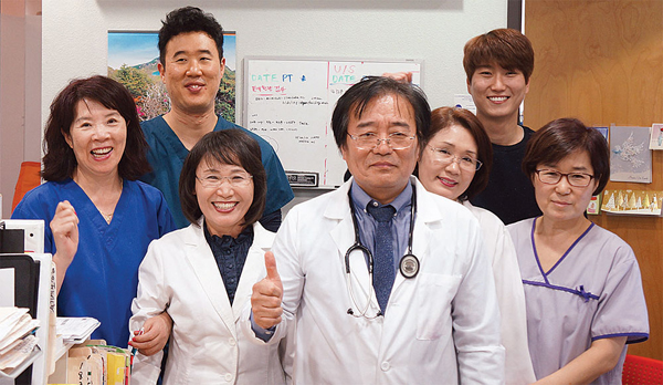 LA 한인타운 웨스턴 길과 4가에 위치한 웨스턴병원의 직원들. 사진 가운데가 허 원장.