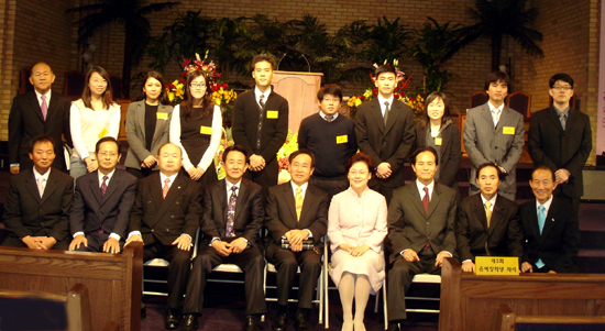 은혜교회는 3년째 장학금을 지급하고 있다. 장학생들과 교회 관계자들