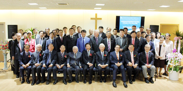 미주성시화운동본부 창립 15주년을 감사하는 예배가 15일 오후 5시 구 미주복음방송 사옥 5층 소망선교교회에서 거행됐다. 성시화운동 사무실은 이 건물 4층으로 이전했다. 