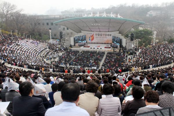 ▲연세대 노천극장에서 부활절을 맞아 1만여명의 성도들이 예배드리는 모습.
