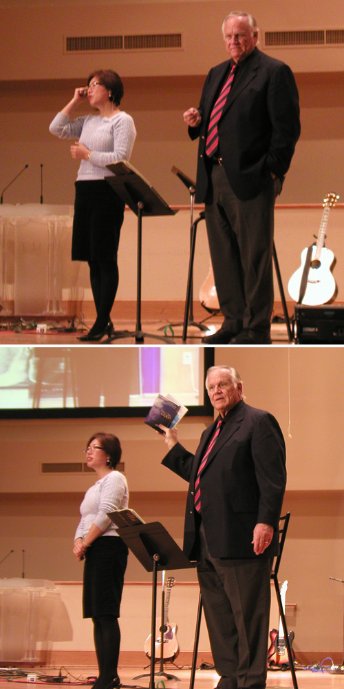 고령의 나이에도 열정적으로 말씀을 전한 로랜 커닝햄 목사