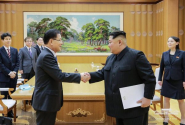 악수하고 있는 정의용 청와대 국가안보실장과 북한 김정은 위원장 ⓒ청와대
