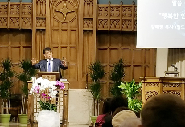 강태광 목사가 메시지를 전하고 있다.