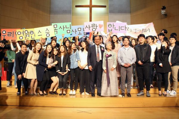 ▲정년 은퇴한 강남중앙침례교회 피영민 목사를 이 교회 청년들이 축해해주고 있다. ⓒ김진영 기자