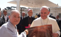 프란치스코 교황과 함께 영화 &lt;산상수훈&gt;의 포스터를 들고 기념촬영을 하고 있는 대해스님 ⓒ&lt;산상수훈&gt; 제공
