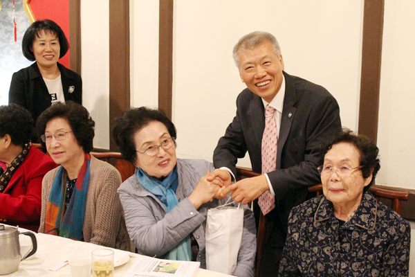 박모세 목사가 장애인 가족들에게 선물을 전달하며 격려하고 있다. 