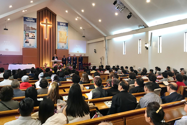 새생명오아시스교회가 창립 12주년을 맞이해 헌당예배를 드리고 임직식도 거행했다.