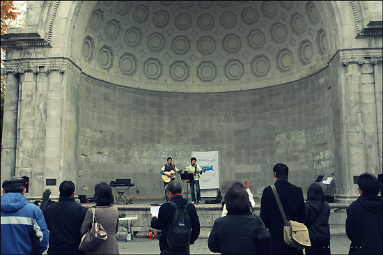 전도에 앞서 함께 찬양했다.ⓒICM