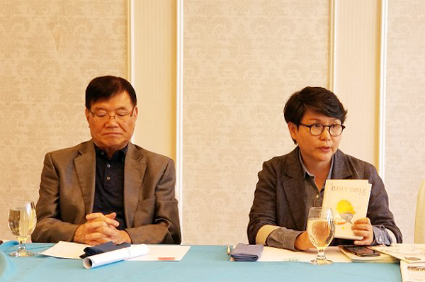 김주련 대표(오른쪽)가 성서유니온의 사역을 소개하고 있다. 사진 왼쪽은 전인철 목사(생명의말씀사).