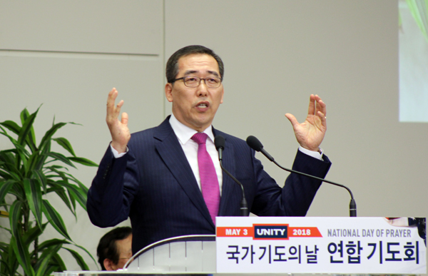 메시지를 전하는 진유철 목사