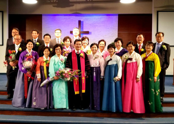 김준식 목사와 이번에 임직받은 일꾼들