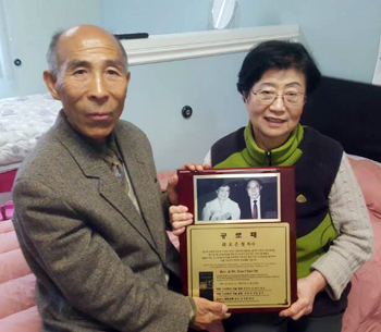 류당열 목사가 오예은 사모에게 공로패를 전달했다.