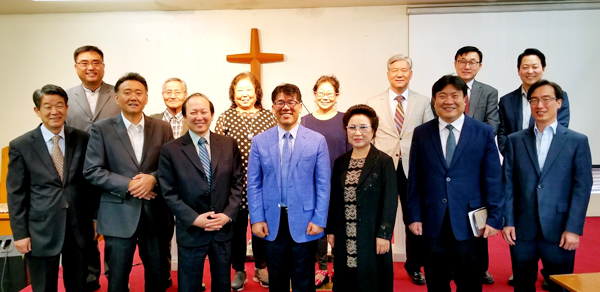 사우스베이목사회 월례기도회를 마친 후 기념촬영했다.