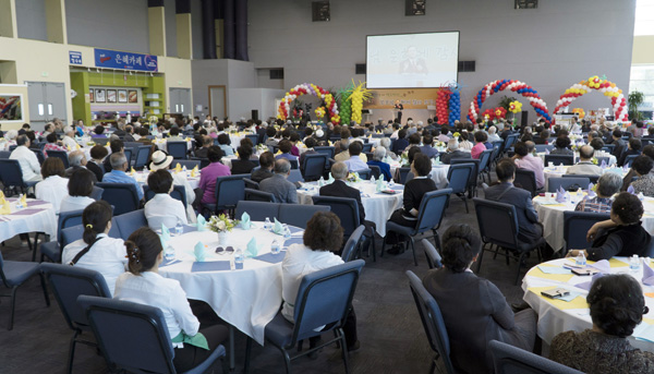 한기홍 목사가 은혜경로잔치에서 메시지를 전하고 있다. 