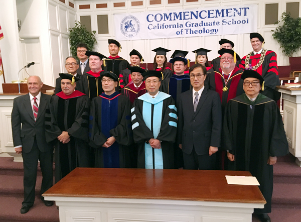 졸업생들과 교수들이 졸업식을 마치며 기념촬영했다.