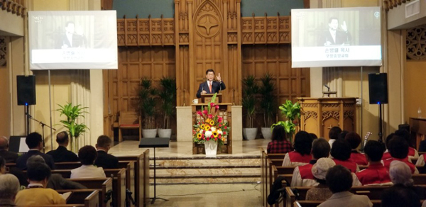 손병렬 목사가 부흥회에서 메시지를 전하고 있다.