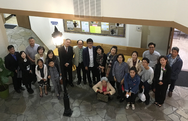 찬양집회를 마친 후 기념촬영을 했다.