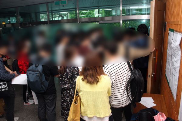 ▲은하선 씨의 강연이 진행되는 장소 밖에서 반대 시위를 하고 있는 학생들 ⓒ김진영 기자