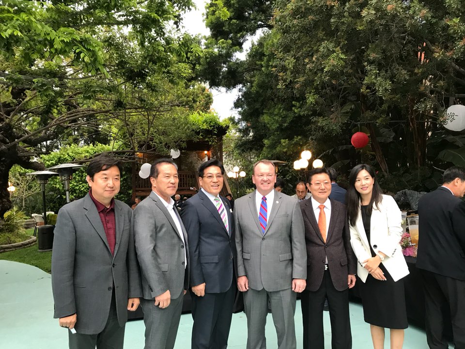 이 후원 행사에 참가한 짐 맥도웰과 한인들