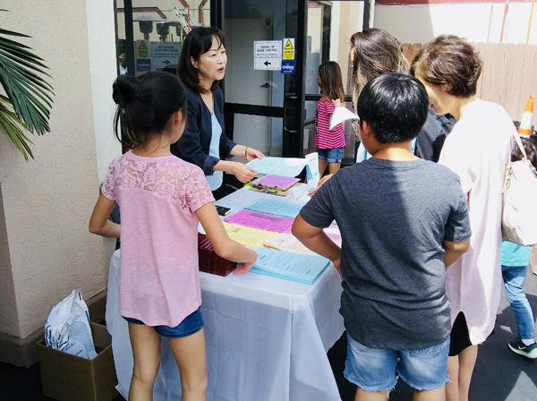 한인기독교상담소의 김화자 소장이 한 한인교회에서 정신건강에 관한 홍보를 하고 있다. 