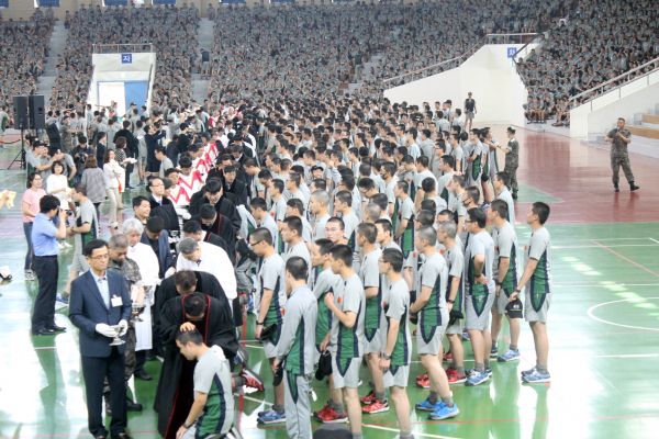 ▲훈련병 5천여 명이 참석한 가운데 논산 육군훈련소에서 진중세례식이 거행되고 있다. ⓒ김진영 기자