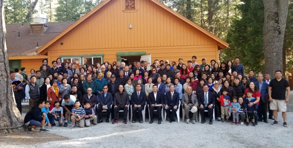 주님의 숲 기도원 개원예배를 드린 후 모든 참석자들이 기념촬영했다. 