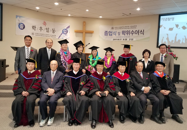 졸업식 및 학위수여식을 마치고 기념촬영했다.