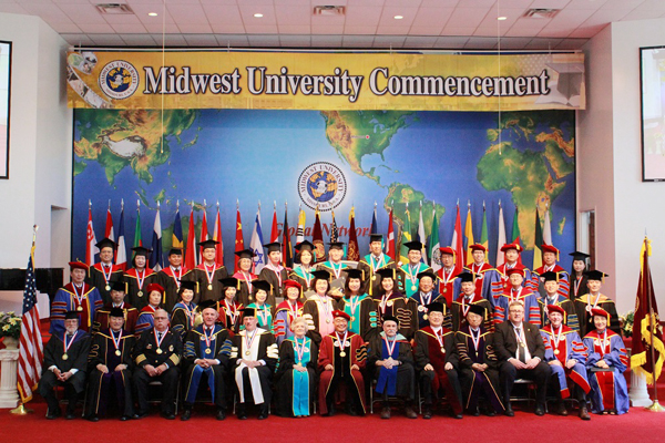 미드웨스트대학교 학위수여식 기념촬영