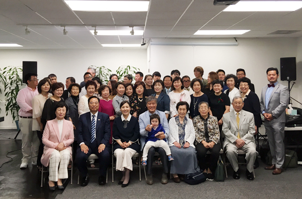 기념 감사예배를 마친 후, 모든 참석자들이 기념촬영했다.