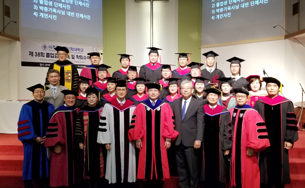미주장신대 졸업생들과 교직원들이 함께 기념촬영했다. 