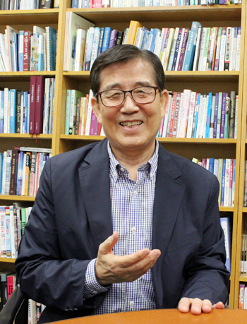 세미나를 소개하는 김재문 원로목사