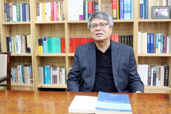 ▲김용주 목사는 “정통 보수 교회 목사들이 대표적 자유주의자로 뽑는 사람은 칼 바르트인데, 사실 그는 자유주의자를 가장 강력하게 비판했던 신정통주의자였다”며 “하지만 그들은 진짜 자유주의자들인 리츨, 하르낙, 트뢸치 같은 독일 신학자들에 대해서는 체계적으로 비판하지 못한다”고 지적했다. ⓒ이대웅 기자