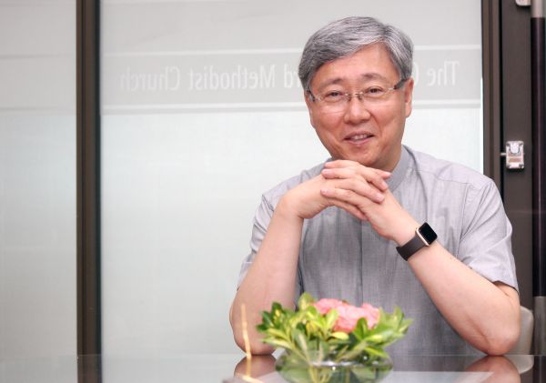 ▲유기성 목사. 지난 8년 동안 예수동행일기를 쓰며 삶의 많은 부분에서 변화를 경험했다는 그는 "지금 이 순간, 인터뷰하는 중에도 예수님과 동행함을 느낀다"고 했다. ⓒ김진영 기자