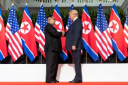 미국 도널드 트럼프 대통령(오른쪽)과 북한 김정은 국무위원장이 악수하고 있다. ⓒ백악관(The White House)