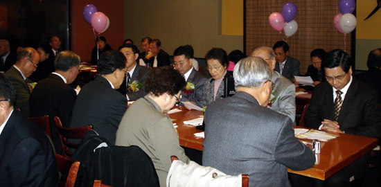 이날 많은 이들이 참여해 윤사무엘 목사의 4번째 설교집 출판을 축하했다.