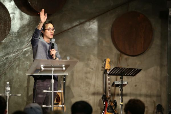 ▲찬양인도를 하고 있는 백성훈 목사.