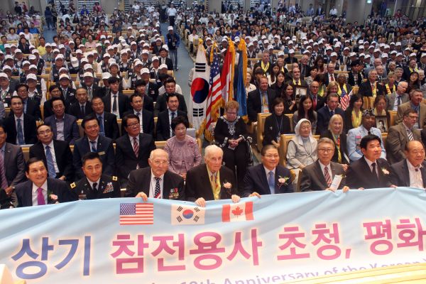 ▲예배가 끝난 뒤 참석자들이 기념촬영을 하고 있다. ⓒ김진영 기자