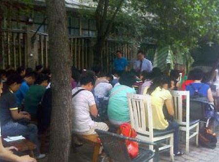 ▲야외에서 예배를 드리고 있는 이른비언약교회 ⓒ차이나에이드 제공