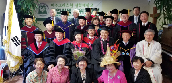 학위수여식을 마친 후 기념촬영