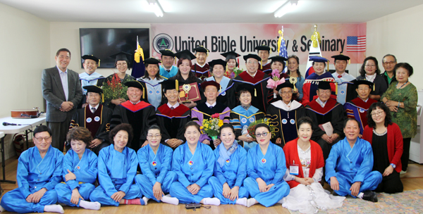 유나이티드 바이블 대학교 및 신학교 졸업식을 마친 후 기념촬영