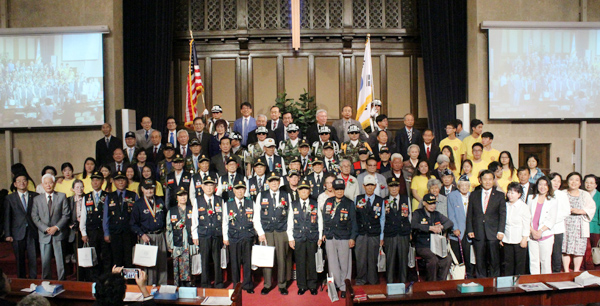 6.25를 기념하는 상기 예배와 참전용사 감사행사에 참석한 참전용사들과 교계 지도자들.